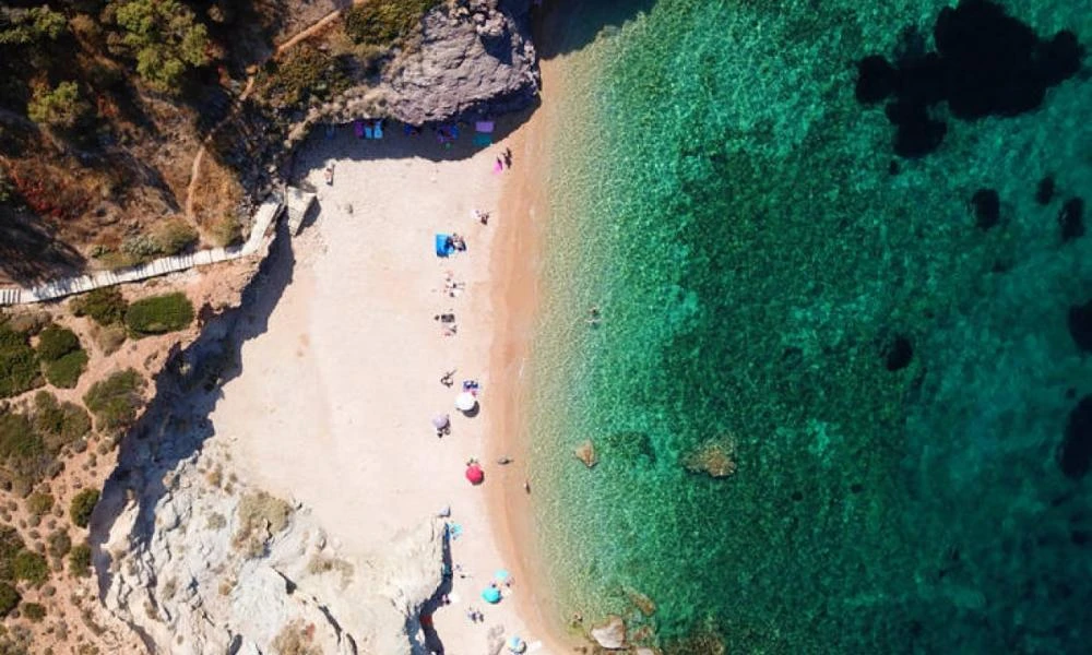 Η «μυστική» παραλία της Αττικής με τα καταγάλανα νερά